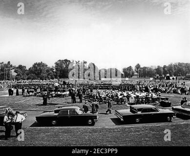 Abschlussrede an der American University, 10:31am Uhr. Blick auf das American Universityu0027s John M. Reeves Athletic Center während der jährlichen Eröffnungszeremonie schoolu0027s 49th; Präsident John F. Kennedy (links) liefert die Eröffnungsrede von der Plattform speakersu0027; die United States Marine Band sitzt auf dem Feld rechts von der Plattform. Washington, D.C. Stockfoto