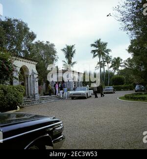 Mittagessen im Vanderbilt Estate, Manalapan, Florida, 1:49PM Uhr. Gäste kommen zum Mittagessen im Vanderbilt Estate u201cEastoveru201d in Manalapan, Florida. Zu den Teilnehmern gehören: Präsident John F. Kennedy (nicht abgebildet), First Lady Jacqueline Kennedy, Prinzessin Lee Radziwill, Harold Vanderbilt, Gertrude Conaway Vanderbilt, George Plimpton, Loel Guinness, Gloria Guinness, Leland Hayward, Pamela Hayward, Harry Kurnitz, Natalie Fell Cushing, Giovanni u0022Gianniu0022 Agnelli und Marella Agnelli. Stockfoto