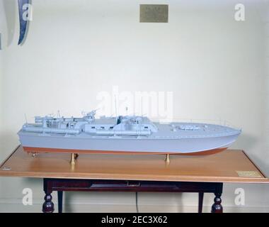 PT 109-Bootsmodell. Ein Modell von PT Boat 109, das Präsident John F. Kennedy von Vertretern der Washington International Boat and Sport Show vorgestellt wurde, sitzt auf dem Display im Fish Room, White House, Washington, D.C. [siehe auch MO 63,1212, u201cModel von PT 109.u201d] Stockfoto