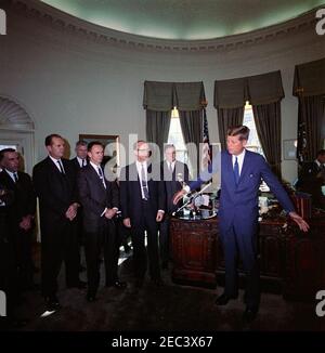 Besuch von Beamten der National Aeronautics and Space Administration (NASA), die am Mariner II Projekt beteiligt waren, 12:25pm Uhr. Präsident John F. Kennedy (rechts, gestikuliert mit verlängerten Waffen) Besuche bei Beamten der National Aeronautics and Space Administration (NASA), die ihm ein Modell der Raumsonde Mariner 2 (auf dem Schreibtisch Presidentu0027s) überreichten. Von links nach rechts: Edgar M. Cortright, stellvertretender Direktor des NASAu0027s Office of Space Sciences; Jack N. James, Projektleiter von Mariner 2 für NASAu0027s Jet Propulsion Lab (JPL); Dr. Robert C. Seamans, Jr., Associate Administrator der NASA (im Hintergrund); Rob Stockfoto