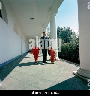 Präsident Kennedy mit John F. Kennedy, Jr. (JFK, Jr.), u0026 Caroline Kennedy (CBK). Präsident John F. Kennedy posiert mit seinen Kindern, Caroline Kennedy und John F. Kennedy, Jr., in der West Wing Colonnade des Weißen Hauses, Washington, D.C. Stockfoto