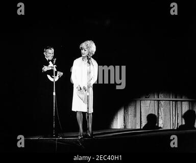 Zweiter Eröffnungsgruß zum Präsidenten-Abendessen, 7:30pm Uhr. Die Comedians George Burns (links, mit Zigarre) und Carol Channing treten während des zweiten Eröffnungsgrußes an den Präsidenten auf, der an den zweiten Jahrestag der Amtseinführung von Präsident John F. Kennedyu0027s erinnert. National Guard Armory, Washington, D.C. Stockfoto