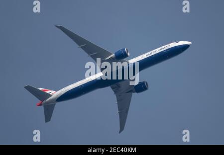 London, Großbritannien. 13. Februar 2021. Flugverkehr über London während der Covid-19-Pandemie. Eine Boeing 777 von British Airways fliegt über Wimbledon, nachdem sie London Heathrow auf dem Weg nach Nairobi in trübendem Morgenhimmel verlassen hat. Kredit: Malcolm Park/Alamy. Stockfoto