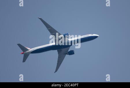 London, Großbritannien. 13. Februar 2021. Flugverkehr über London während der Covid-19-Pandemie. Eine Boeing 777 von British Airways fliegt über Wimbledon, nachdem sie London Heathrow auf dem Weg nach Nairobi in trübendem Morgenhimmel verlassen hat. Kredit: Malcolm Park/Alamy. Stockfoto