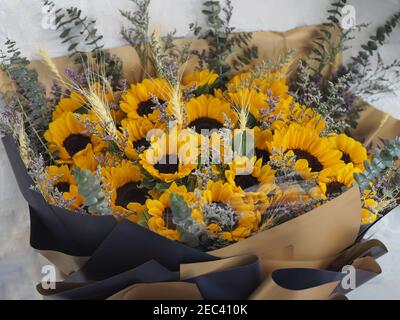 Gelbe Sonnenblume, Statice, Meereslavender, Sumpfromarin, braune und dunkelblaue Farbe ein Blumenstrauß schöne, frische Blume, Potpourri Stockfoto