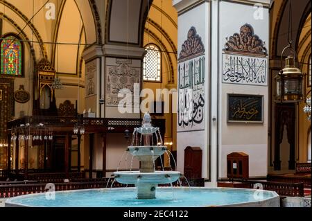 BURSA, TÜRKEI - 10. DEZEMBER 2020: Ein Innenausblick-Brunnen für Fußwaschung der Großen Moschee oder Ulu Cami in Bursa, Türkei. Die große Moschee ist die größte Stockfoto