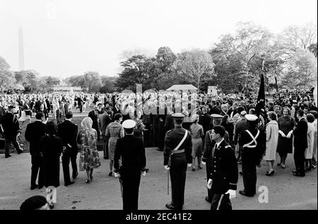 Präsident Kennedy begrüßt die Empfänger der Congressional Medal of Honor, Annual Military Reception, 6:03pm Uhr. Präsident John F. Kennedy (Mitte rechts, meist versteckt) nimmt an einem militärischen Empfang zu Ehren der Empfänger der Congressional Medal of Honor Teil. Ebenfalls im Bild: Marine Aide an den Präsidenten, Kapitän Tazewell Shepard; Julia Ann Shepard, Ehefrau von Kapitän Shepard; Military Aide an den Präsidenten, General Chester V. Clifton; Generalstaatsanwalt Robert F. Kennedy; Kommandant des Marine Corps, General David M. Shoup; Zola Shoup, Ehefrau von General Shoup; Air Force Aide an den Präsidenten, Brigadier Gen Stockfoto