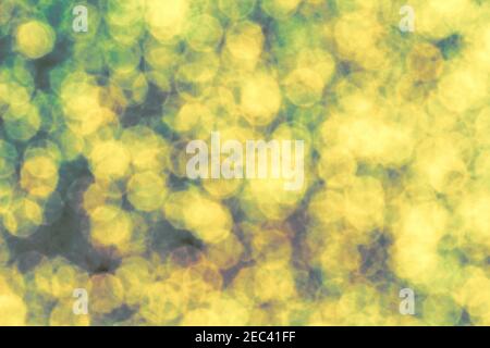 Blass gelb grün Bokeh Glitter abstrakter Hintergrund. Abstrakter Hintergrund im Frühling oder Sommer. Sonnenlicht funkelt. Festliche Funkeln Unschärfe Temp Stockfoto