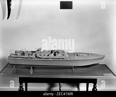 PT 109-Bootsmodell. Ein Modell von PT Boat 109, das Präsident John F. Kennedy von Vertretern der Washington International Boat and Sport Show vorgestellt wurde, sitzt auf dem Display im Fish Room, White House, Washington, D.C. [siehe auch MO 63,1212, u201cModel von PT 109.u201d] Stockfoto