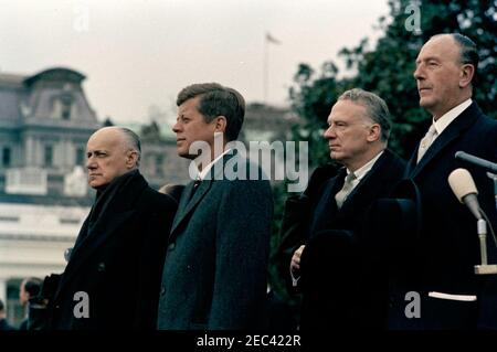 Eröffnungszeremonie für Jorge Alessandri Rodru00edguez, Präsident von Chile, 11:15am Uhr. Ankunftszeremonie für den Präsidenten von Chile, Jorge Alessandri Rodru00edguez. Von links nach rechts: Präsident Alessandri Rodru00edguez; Präsident John F. Kennedy; US-Staatssekretär, George Ball; Botschafter von Chile, Walter Mu00fcller. South Lawn, White House, Washington, D.C. [Kratzer auf dem Bild sind original zum Negativen.] Stockfoto