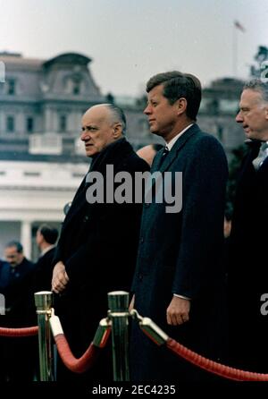 Eröffnungszeremonie für Jorge Alessandri Rodru00edguez, Präsident von Chile, 11:15am Uhr. Ankunftszeremonie für den Präsidenten von Chile, Jorge Alessandri Rodru00edguez. Auf der Überprüfungsplattform im Vordergrund (L-R): Präsident Alessandri Rodru00edguez; Präsident John F. Kennedy; US-Unterstaatssekretär George Ball. South Lawn, White House, Washington, D.C. Stockfoto