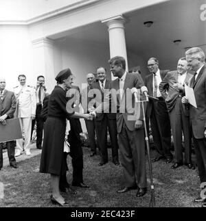 Verleihung der Distinguished Civilian Service Awards Presidentu2019s, 12:00pm Uhr. Verleihung des Preises Presidentu2019s für den ausgezeichneten Zivildienst des Bundes. Präsident John F. Kennedy schüttelt sich die Hände mit Dr. Frances Oldham Kelsey (links), dem medizinischen Beauftragten der Food and Drug Administration (FDA), bevor er ihr die Auszeichnung überreicht; der Sekretär des Ministeriums für Gesundheit, Bildung und Wohlfahrt (HEW), Anthony J. Celebrezze (größtenteils versteckt), steht hinter Dr. Kelsey. Looking On (L-R): Preisträger und Direktor des bemannten Raumfahrtzentrums, Dr. Robert Gilruth; Naval A Stockfoto