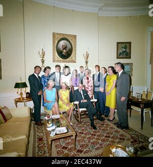 Besuch der Astronauten Major L. Gordon Cooper, Oberstleutnant Virgil I. u0022Gusu0022 Grissom, Major Donald K. u0022Dekeu0022 Slayton, Oberstleutnant Walter Schirra, Oberstleutnant Commander M. Scott Carpenter, Commander Alan B. Shepard und ihre Frauen. Präsident John F. Kennedy und First Lady Jacqueline Kennedy besuchen mit sechs der Mercury Seven Astronauten und ihren Frauen den Yellow Oval Room des Weißen Hauses, Washington, D.C.; Präsident Kennedy überreichte dem Astronauten Major L. Gordon Coope die "National Aeronautics and Space Administration" (NASA) Distinguished Service Medal (DSM) Stockfoto