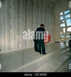 Reise nach Weststaaten: Honolulu, Hawaii, Besuch des USS Arizona Memorial, 2:40pm Uhr. Präsident John F. Kennedy legt einen Kranz am USS Arizona Memorial in Pearl Harbor, Honolulu, Hawaii. [Die vertikale Linie auf der linken Seite des Bildes entspricht dem Negativ.] Stockfoto