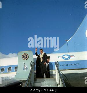 Reise in die westlichen Staaten: Honolulu, Hawaii, Abfahrt vom Honolulu International Airport, 5:35pm Uhr. Präsident John F. Kennedy (trägt Blume Leis) Wellen von der Treppe der Air Force One, bei seiner Abreise vom Honolulu International Airport in Honolulu, Hawaii. Stockfoto