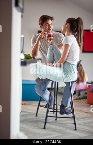 Glückliches Paar Frühstück zusammen zu Hause Stockfoto
