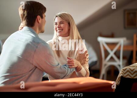 Glücklich kaukasischen Paar Bonding und Ruhe zu Hause Stockfoto