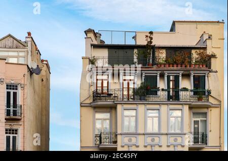 Luxuriöses altes Appartementhaus mit gemütlichen schmiedeeisernen Balkonen in der Nähe des Galata-Turms in Istanbul, Türkei Stockfoto