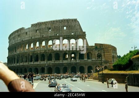 Europareise: Italien, Rom: Autokolonne. Präsident John F. Kennedyu2019s Autokolonne reist durch Rom, Italien, vorbei an einer großen Menge am Kolosseum versammelt. Stockfoto