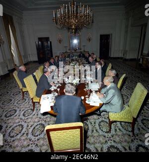 Mittagessen für US-Sender, mit dem Vorsitzenden der Golden West Broadcasters Gene Autry, 1:00pm Uhr. Präsident John F. Kennedy nimmt an einem Mittagessen mit US-Rundfunkleitern im State Dining Room des Weißen Hauses, Washington, D.C. im Uhrzeigersinn um den Tisch (von der Mitte im Vordergrund) Teil: J. Leonard Reinsch, von Cox Broadcasting Stations; Präsident und General Manager von Steinman Stations, Clair R. McCollough; E. R. u201cCurlyu201d Vadeboncoeur, von Newhouse Broadcasting Stationen; George B. Storer, Sr., von Storer Broadcasting Company (zurück vom Tisch sitzend); Sänger, Schauspieler und Vorsitzender von Golden West Stockfoto