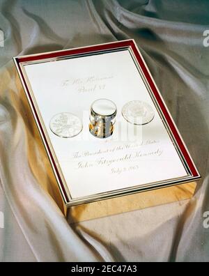 Präsident Kennedyu0027s Geschenk für Papst Paul VI.. Schreibtischset mit den päpstlichen und präsidentiellen Siegeln, das Präsident John F. Kennedy während seines Besuchs im Vatikan am 2. Juli 1963 Papst Paul VI. Schenkte. Stockfoto