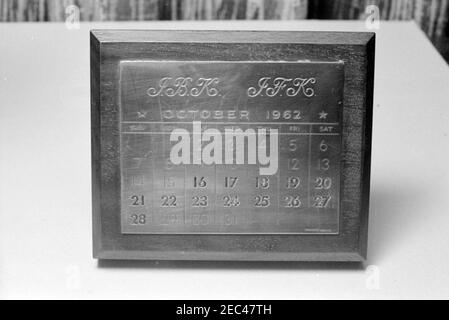 Kubanische Raketenkrise Geschenkkalender JBK von JFK gegeben. Ein versilberter Holzpapiergewichtskalender, der der First Lady Jacqueline Kennedy vom Präsidenten John F. Kennedy anlässlich der Kubanenkrise geschenkt wurde; Präsident Kennedy ließ 34 Briefbeschwerer von Tiffany und Company anstellen, die jeweils mit den Initialen recipientu0027s und Presidentu0027s eingraviert waren. [Siehe auch MO 78,82, u0022Cuban Missile Crisis Paperweightu0022] Stockfoto
