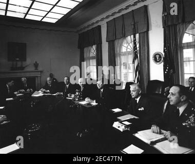Treffen mit Abrüstungsberatern, 12:00pm Uhr. Präsident John F. Kennedy trifft sich mit Beratern für Abrüstung im Kabinettsaal des Weißen Hauses, Washington, D.C. L-R (rund um den Tisch): Sonderassistent des Präsidenten für Wissenschaft und Technologie, Jerome B. Wiesner; Direktor der Central Intelligence Agency (CIA), John McCone; Arthur Dean, Vorsitzender der US-Delegation bei der Genfer Abrüstungskonferenz; William C. Foster, Direktor der Arms Control and Disarmament Agency (ACDA); Dean Rusk, Staatssekretär; Präsident Kennedy; stellvertretender Verteidigungsminister für internationale Sicherheit Stockfoto