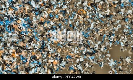 Kunststoff wird in Wasserbecken und schrittweise durch Sonne und Wellen zerstört. Plastische Teilchen sammeln sich in Felder und Klumpen auf der Wasseroberfläche und in der t Stockfoto