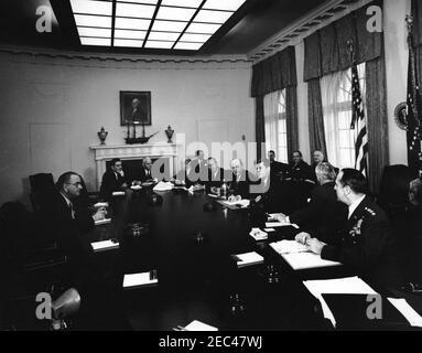 Treffen mit Abrüstungsberatern, 12:00pm Uhr. Präsident John F. Kennedy trifft sich mit Beratern für Abrüstung im Kabinettsaal des Weißen Hauses, Washington, D.C. L-R (rund um den Tisch): Vizepräsident Lyndon B. Johnson; Sonderassistent des Präsidenten für Wissenschaft und Technologie, Jerome B. Wiesner; Direktor der Central Intelligence Agency (CIA), John McCone; Arthur Dean, Vorsitzender der US-Delegation bei der Genfer Abrüstungskonferenz; William C. Foster, Direktor der Arms Control and Disarmament Agency (ACDA); Dean Rusk, Staatssekretär; Präsident Kennedy; stellvertretender Sekretär Stockfoto