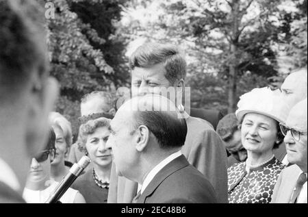 Vereidigung, Sekretär für Gesundheit, Bildung und Wohlfahrt (HEW) Anthony Celebrezze, 10:12am Uhr. Präsident John F. Kennedy beobachtet als Sekretär für Gesundheit, Bildung und Wohlfahrt, Anthony J. Celebrezze, hält Bemerkungen nach seiner Vereidigung. West Wing Lawn, White House, Washington, D.C. [eine vollständige Teilnehmerliste finden Sie im Zeitplan für Presidentu2019s.] Stockfoto