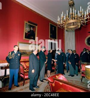 Staatsbegräbnis von Präsident Kennedy: Weißes Haus, nach Beerdigung Empfang. Jacqueline Kennedy und Senator Edward M. Kennedy (Massachusetts) begrüßen die Gäste bei einem Empfang im Weißen Haus nach dem Staatsbegräbnis von Präsident John F. Kennedy; Frau Kennedy schüttelt die Hände mit der israelischen Außenministerin Golda Meir. Ebenfalls im Bild: Staatspräsident Israels, Zalman Shazar; Botschafter Israels, Avraham Harman; Vizepräsident von Liberia, William R. Tolbert, Jr.; Staatssekretär von Liberia, J. Rudolph Grimes; US-Protokollchef, Angier Biddle Duke (teilweise versteckt); Air Stockfoto