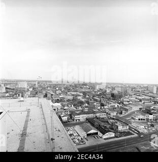 Ausflug nach Louisiana und Florida: Ausrüstung von New Orleans, Louisiana, White House Communications Agency (WHCA); Blick auf die Stadt. Luftaufnahme von New Orleans, Louisiana, als Personal der White House Communications Agency (WHCA) Ausrüstung für den Besuch von Präsident John F. Kennedyu2019s aufstellte. [Foto von Harold Sellers] Stockfoto