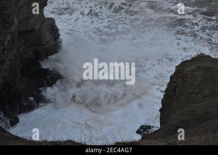 Wilde Und Windigen Nordsee - Filey Brigg - Rau Nordsee - Weißwasser - Krachende Wellen - Winter - Yorkshire - Vereinigtes Königreich Stockfoto