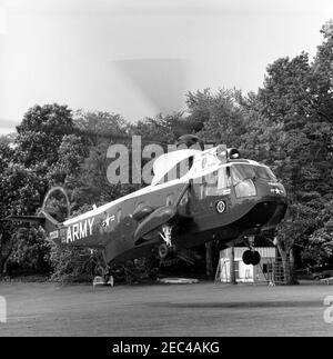 Präsident Kennedy verlässt das Weiße Haus nach Atlantic City, New Jersey, 9:09am Uhr. Ein Hubschrauber der United States Army mit Präsident John F. Kennedy hebt vom South Lawn des Weißen Hauses, Washington, D.C. ab; der Präsident reiste zur Andrews Air Force Base auf dem Weg nach Atlantic City, New Jersey. [Foto von Harold Sellers] Stockfoto