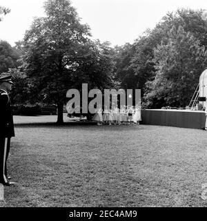 First Lady Jacqueline Kennedyu0027s (JBK) Musikprogramm für Jugendliche, 10:35am. Balletttänzer vom National Music Camp in Interlochen, Michigan, versammeln sich hinter dem Bandstand während der vierten Serie von Musical Programs for Youth in First Lady Jacqueline Kennedyu2019s von Youth; die Tanzgruppe trat bei der Veranstaltung auf dem South Lawn des Weißen Hauses, Washington, D.C., auf Stockfoto