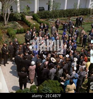 Besuch von Mexiko-US-Parlamentariern, 12:08pm Uhr. Präsident John F. Kennedy (links) spricht zu Mitgliedern der interparlamentarischen Gruppe Mexiko-USA. Auch im Bild: Senator Daniel Inouye (Hawaii); White House Communications Agency (WHCA) Officer, Joseph W. Culbreth; White House Stenographer, Jack Romagna; White House Korrespondent für die National Broadcasting Company (NBC), Sander Vanocur; White House Korrespondent für United Press International (UPI), Helen Thomas. Rose Garden, White House, Washington, D.C. [Bitte beachten Sie die Presidentu2019s Zeitplan für eine vollständige Liste der Teilnehmer; blemishe Stockfoto