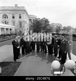 Besuch der Gesundheitsminister der lateinamerikanischen Republiken, 10:00am Uhr. Präsident John F. Kennedy steht mit den Gesundheitsministern der lateinamerikanischen Republiken im Rosengarten. Zu den Besuchern gehören: Minister für Wohlfahrt und öffentliche Gesundheit Argentiniens, Dr. Tiburcio Padilla; Direktor des Nationalen Gesundheitsdienstes Boliviens, Dr. Francisco Torres Bracamonte; Minister für Gesundheit Brasiliens, Dr. Paulo Pinheiro Chagas; Minister für öffentliche Gesundheit Chiles, Dr. Benjamu00edn Cid; Minister für öffentliche Gesundheit von Kolumbien, Dr. Josu00e9 Fu00e9lix Patiu00f1o; Minister für öffentliche Gesundheit von Costa Ric Stockfoto