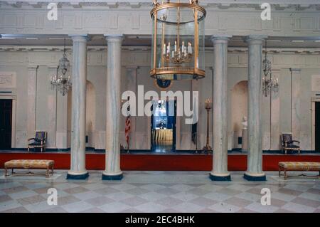 White House Zimmer: Oval Office, Cross Hall, East Room, China Room, Vermeil Room, Monroe (Vertrag) Zimmer, Red Room, State Dining Room, Bibliothek. Blick auf Cross Hall, White House, Washington, D.C. der Blaue Raum ist durch die offene Tür in der Mitte sichtbar. [Anmerkungen: Dies ist eine negative Kopie, die entweder vom Weißen Haus gemacht oder dem Weißen Haus in Verbindung mit der Veröffentlichung des White House Historical Associationu0027s 1962 von u0022The White House: An Historic Guide, u0022 Fotografie von Mitarbeitern der National Geographic Society, zur Verfügung gestellt wurde.]rnrn Stockfoto