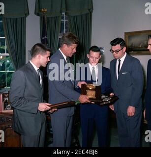 Besuch der Empfänger der Hearst Foundationu0027s Annual National Journalism Awards, 12:33pm Uhr. Präsident John F. Kennedy besucht mit den Empfängern der Hearst Foundationu2019s Annual National Journalism Awards. Von links nach rechts: Preisträger der University of Kansas, Fred Zimmerman; Präsident Kennedy; Preisträger der University of Nebraska, Harold Brown; Direktor der School of Journalism an der University of Nebraska, Dr. William E. Hall; Kanzler der University of Nebraska, Dr. Clifford M. Hardin (am Rand des Rahmens). Oval Office, White House, Washington, D.C. Stockfoto