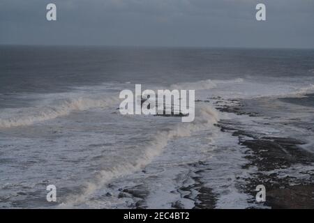 Wilde Und Windigen Nordsee - Filey Brigg - Rau Nordsee - Weißwasser - Krachende Wellen - Winter - Yorkshire - Vereinigtes Königreich Stockfoto