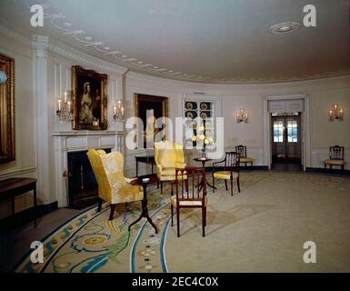 White House Zimmer: Oval Office, Cross Hall, East Room, China Room, Vermeil Room, Monroe (Vertrag) Zimmer, Red Room, State Dining Room, Bibliothek. Blick auf den Diplomatischen Empfangsraum, White House, Washington, D.C. [Anmerkungen: Dies ist eine negative Kopie, die entweder vom Weißen Haus angefertigt oder in Verbindung mit der Veröffentlichung des White House Historical Associationu0027s 1962 von u0022The White House: An Historic Guide, u0022 Fotografien von Mitarbeitern der National Geographic Society, zur Verfügung gestellt wurde.] Stockfoto