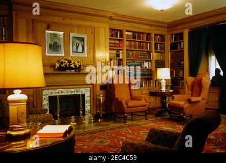 White House Zimmer: Oval Office, Cross Hall, East Room, China Room, Vermeil Room, Monroe (Vertrag) Zimmer, Red Room, State Dining Room, Bibliothek. View of the Library, White House, Washington, D.C. [Anmerkungen: Dies ist eine negative Kopie, die entweder vom Weißen Haus angefertigt oder dem Weißen Haus in Verbindung mit der Veröffentlichung des White House Historical Associationu0027s 1962 von u0022The zur Verfügung gestellt wurde.White House: An Historic Guide,u0022 Fotografie durch Mitarbeiter der National Geographic Society.] Stockfoto