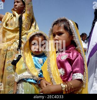 First Lady Jacqueline Kennedyu2019s (JBK) Reise nach Indien und Pakistan: Jaipur, Rajasthan, Indien, Ankunft. Zwei junge Mädchen besuchen die Ankunftszeremonie für First Lady Jacqueline Kennedy in Jaipur, Rajasthan, Indien.rn Stockfoto