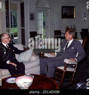 Treffen mit H. Ladd Plumley, Präsident der US-Handelskammer, 10:37am Uhr. Präsident John F. Kennedy (im Schaukelstuhl) trifft sich mit dem Präsidenten der Handelskammer der Vereinigten Staaten, H. Ladd Plumley. Oval Office, White House, Washington, D.C. [Schaden von Original zu Negativ] Stockfoto