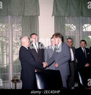 Besuch der Polizeibeamten anlässlich der Nationalen Polizeiwoche, 12:53pm Uhr. Präsident John F. Kennedy schüttelt sich die Hände mit dem Polizeibeamten des Weißen Hauses, Leutnant Lawrence B. Quimby, während eines Besuchs mit Polizeibeamten anlässlich der ersten jährlichen Nationalen Polizeiwoche. Von links nach rechts: LT. Quimby; Leutnant Thomas Herlihy vom Metropolitan Washington Police Department; nicht identifiziert; Präsident Kennedy; Sekretär-Schatzmeister der Nationalen Konferenz der Polizeiverbände, Royce L. Givens; nicht identifiziert. Auch in der Liste Presidentu2019s aufgeführt: Präsident der Nationalen Konferenz der Polizeiverbände, Jame Stockfoto