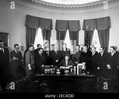 Bill Signing - H.R. 7500 Öffentliches Recht 87-293, Peace Corps Act, 9:45am. Präsident John F. Kennedy hält nach der Unterzeichnung des HR 7500, des Peace Corps Bill, im Oval Office, White House, Washington, D.C., Bemerkungen mit Blick auf (L-R): Senator Claiborne Pell von Rhode Island; Senator Philip A. Hart von Michigan; Vertreterin Edna Kelly von New York; Repräsentant Chester Merrow aus New Hampshire (hinter Repräsentant Kelly); Repräsentant Clement Zablocki aus Wisconsin; Repräsentant Wayne L. Hays aus Ohio (hinter Repräsentant Zablocki); Senator Robert S. Kerr aus Oklahoma (hinten); Repräsentant Roma Stockfoto