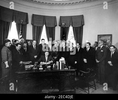 Bill Signing - H.R. 7500 Öffentliches Recht 87-293, Peace Corps Act, 9:45am. Präsident John F. Kennedy hält nach der Unterzeichnung des HR 7500, des Peace Corps Bill, im Oval Office, White House, Washington, D.C., Bemerkungen mit Blick auf (L-R): Vertreterin Edna Kelly von New York; Vertreterin Clement Zablocki von Wisconsin; Senator Robert S. Kerr von Oklahoma (im Rücken); Vertreter Roman C. Pucinski von Illinois; Vertreter Silvio O. Conte von Massachusetts (im Rücken); Senator Hubert H. Humphrey von Minnesota; Vertreter Thomas E. Morgan von Pennsylvania; Vertreter Cornelius E. Gallagher von New Jers Stockfoto