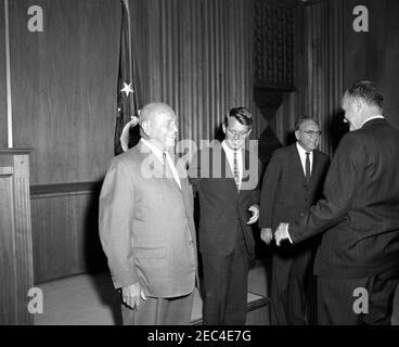 Generalstaatsanwalt Robert F. Kennedy (RFK) und Finanzminister C. Douglas Dillon bei einer Preisverleihung für den ehemaligen Kommissar für Narkotika, Harry J. Anslinger, Finanzministerium Gebäude. Generalstaatsanwalt Robert F. Kennedy nimmt an einer Preisverleihung zu Ehren des ehemaligen Kommissars für Betäubungsmittel, Harry J. Anslinger, Teil. Von links nach rechts: Herr Anslinger; Generalstaatsanwalt Kennedy; Vertreter J. Vaughan Gary (Virginia); Finanzminister C. Douglas Dillon (zurück zur Kamera). Treasury Department, Washington, D.C. Stockfoto