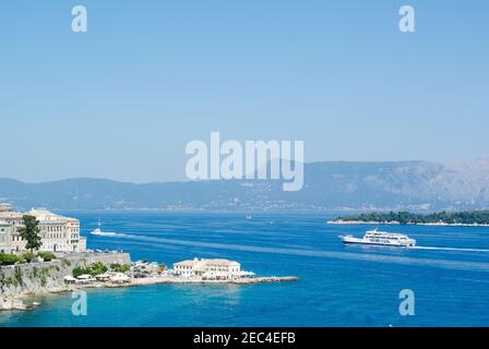 Blick über Faliraki in Richtung Mount Pantokrator, Korfu, Griechenland Stockfoto