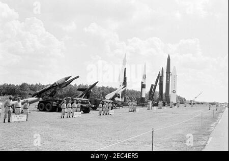 Inspektionstour der NASA-Installationen: Huntsville Alabama, Redstone Army Airfield und George C. Marshall Space Flight Center, 9:35am Uhr. Ansicht der Raketen der US-Armee und der US-Luftwaffe entlang einer Autokadenroute während des Besuchs von Präsident John F. Kennedyu0027s im Redstone Arsenal, Huntsville, Alabama; Militärangehörige stehen zur Aufmerksamkeit. Präsident Kennedy besuchte Redstone Arsenal im Rahmen einer zweitägigen Inspektionsreise durch die Feldinstallationen der National Aeronautics and Space Administration (NASA). Stockfoto